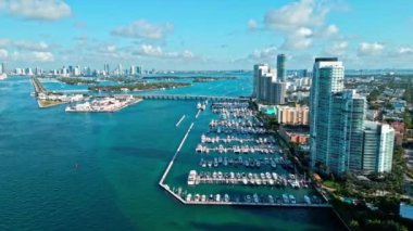 Miami Biscayne Körfezi hava manzaralı. Miami, Florida 'da panoramik hava aracı görüntüsü. Miami güney sahili hava manzaralı. Miami Beach 'teki Marina şehri. Birleşik Devletler. Skyline Panorama Marina Körfezi. Biscayne Körfezi.