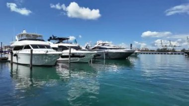 Marina, Miami Beach, Florida USA 'de. Yat teknesi Biscayne Körfezi 'ne yanaştı. Lüks yatı olan Miami Marina şehir merkezinde. Yaz tatili. Lüks yat marinası. Lüks bir tekne. Özel hedef.