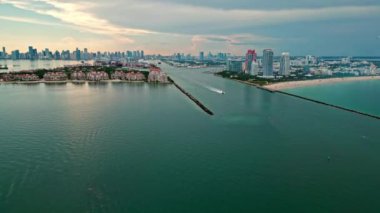 Skyline panorama. Biscayne Körfezi marinası. Miami manzaralı hava manzarası. Miami marinasında, Florida 'da Skyline hava aracı. Miami güney sahili hava manzaralı. Güney Sahili, ABD 'de liman manzarası. Gün batımı görünümü.