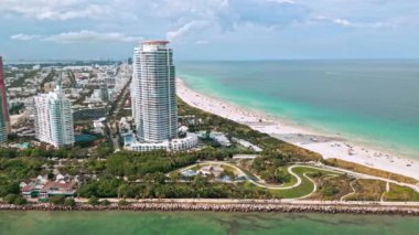 Miami 'nin güney sahili. Güney Sahili, ABD 'de şehir manzarası. Skyline panorama. Miami 'nin mimarisi. Miami Güney Sahili hava manzarası. Miami, Florida 'daki gökdelen havalimanı. Güneşli hava.