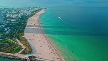 Miami Güney Sahili hava manzarası. Miami manzarası, Florida. Miami 'nin güney sahili. Güney Sahili, ABD 'de deniz manzarası. Deniz sahili manzarası. Biscayne Körfezi yazın. Turkuaz su.