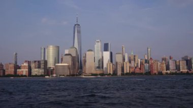 Akşam New York Manhattan 'da. New York 'ta günbatımı Aşağı Manhattan Finans Bölgesi Hudson Nehri' nde. New York 'tan sevgilerle. Manhattan New York Şehri, New York. Manhattan 'ın ufuk çizgisi gündoğumu manzarası