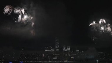 Flashing Fireworks ile New York City Skyline Manhattan. New York Manhattan havai fişekleri. New York Havai fişekleri Manhattan üzerinde. 4 Temmuz Havai fişekleri. Bağımsızlık Günü