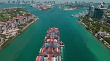 Kargo gemisi limana giriyor. Konteyner gemisi. İhraç ve ithalat. Kargo işi lojistik 4K. Miami 'de konteynırlı kargo gemisi, hava manzaralı. Kargo gemisinde nakliye konteynırı.