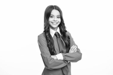 Genç bir kızın portresi beyaz arka planda izole bir şekilde çapraz kollar üzerindeydi. Çocuk yaşam tarzı konsepti