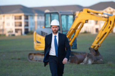 İnşaat mühendisi, inşaat yöneticisi veya denetçisi.