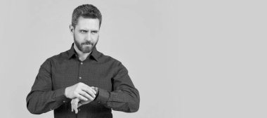 İnsan yüzü portresi, fotokopi alanı olan pankart. Saatine bakıyorum. Sakallı adam kol saatine bak. Zaman kontrolü. Son teslim tarihi. Dakik olmak