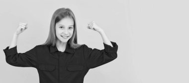 Sarı arka planda sevimli yüzlü mutlu genç kız. Çocuk yüzü, yatay poster, izole edilmiş genç kız portresi, fotokopi alanı olan pankart