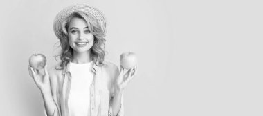 Yaz elması. Elma meyveli mutlu kız. Vitamin ve diyet. Hasır şapkalı kadın sağlıklı yemek yiyor. İzole edilmiş yüz portresi, taklit alanı olan pankart