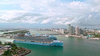 8 Haziran 2024 - Miami Plajı, Florida: Miami Güney Sahili 'nin yanında denize açılan Deniz Gezisi gemisi Icon. - Evet. Icon of the Seas, Güney Sahili yakınlarında gün batımında yelken açan en büyük yolcu gemisidir.