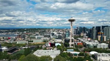 Seattle, Washington, ABD-25 Temmuz 2024: Amerikan modern Seattle bölgesi. Hava boşluğu iğnesinin mimarisi. Washington 'daki Space Needle kulesiyle Seattle' ın havadan görüntüsü. Seattle şehir merkezi silüeti