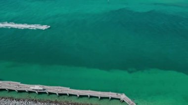 Marinada lüks tekne motorlu yatı. Marina denizinde yüzen lüks yat manzarası. Tekne ve yat gezisi. Lüks bir yaşam tarzı. Yaz tatili. Havadan görünüşlü. Denizde yat. Yaz tatilinde deniz tatili.