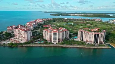 Miami Fisher adasının panorama hava aracı görüntüsü. İHA 'dan Miami plajına. Miami panorama, Florida. Fisher Adası 'nın panoramik manzarası. Hava manzarası. Fisher Adası hava manzaralı. Konut binaları.