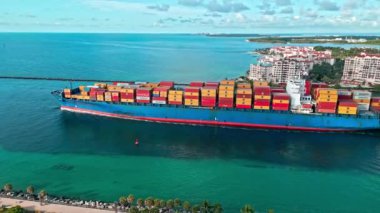 Miami, Florida, ABD - 29 Haziran 2024 Miami 'de kargo gemisi, hava manzaralı. Fisher Adası 'ndaki kargo gemisinde nakliye konteynırı. Kargo gemisi. Nakliye konteynırları. Konteyner gemisi.