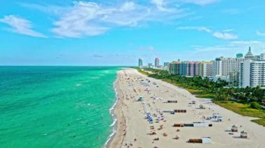 Miami, Florida 'nın sahil kıyısı. Yazın kıyı şeridi. Denizde tatil. Miami sahilinde yaz tatili. Miami güney sahili hava manzaralı. Miami Beach Biscayne Körfezi 'nde yaz tatili. Yaz zamanı..