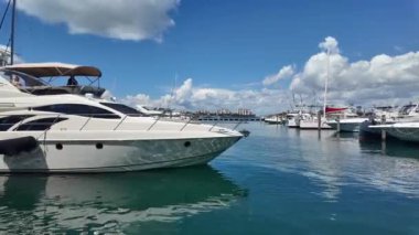Miami, Florida, ABD - 19 Haziran 2024: İnsanlarla dolu lüks bir tekne. Miami Plajı 'ndaki Marina. Biscayne Körfezi 'ndeki yat teknesi. Lüks yatı olan Miami Marina. Yaz tatili. Lüks yat limanı..