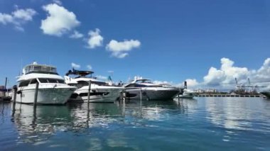 Marina körfezi. Deniz marinasında lüks bir karavan yatı. Navigasyon yatı. Miami sahiline demir atmış özel lüks bir tekne. Yaz tekne tatili. Miami yat turu. Yazın yat tatili. Özel turlar.