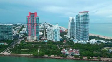 Miami 'deki gökdelen havalimanı. Miami 'nin güney sahili. Güney Sahili, ABD 'de şehir manzarası. Skyline panorama. Miami 'nin gökdelen mimarisi. Miami Güney Sahili hava manzarası. Şehir manzarası.