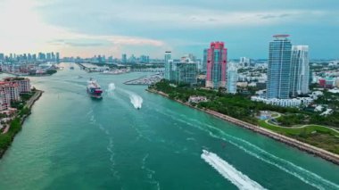Miami 'de konteynırlı kargo gemisi, insansız hava aracı manzaralı. Konteynır Miami, Florida 'daki kargo gemisine yüklendi. Hava görüntülü kargo gemisi limana giriyor. Kargo işi 4K. Konteyner gemisi.