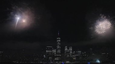 Flashing Fireworks ile New York City Skyline Manhattan. New York Manhattan havai fişekleri. New York Havai fişekleri Manhattan üzerinde. 4 Temmuz Havai fişekleri. Bağımsızlık Günü