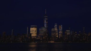 Akşam New York Manhattan 'da. New York 'ta günbatımı Aşağı Manhattan Finans Bölgesi Hudson Nehri' nde. New York 'tan sevgilerle. Manhattan New York Şehri, New York. Manhattan ufuk çizgisi günbatımı manzarası