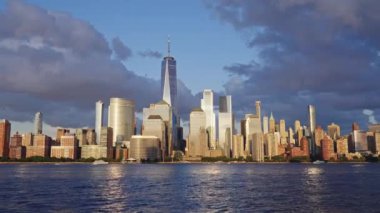 Manhattan New York Şehri, New York. New York Manhattan 'da hava karardığında zaman turu başlar. New York 'ta günbatımı Aşağı Manhattan Finans Bölgesi Hudson Nehri' nde. New York 'tan sevgilerle..