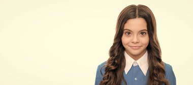 Yüz derisi. Kıvırcık saçlı neşeli çocuk. Güzellik ve moda. Kadın manken. Çocuk yüzü, yatay poster, izole edilmiş genç kız portresi, fotokopi alanı olan pankart