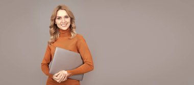 Kadın portresi, kopyalanmış başlık pankartı. İnternette çalışan mutlu bir kadın. Modern kablosuz laptop. Programcı bilgisayar kullansın. Bilgisayarlı kız