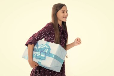 Hediyesi olan genç bir kız. Selamlar ve hediyeler