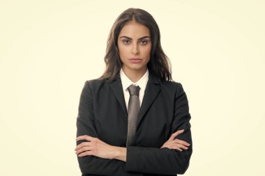 Takım elbiseli bir kadının portresi kollarını kavuşturdu. Kendine güvenen iş kadını, arka planı gri ve fotokopi alanı olan bir kadına karşı. Gururlu öğrenci kız. Güzel iş kadını.