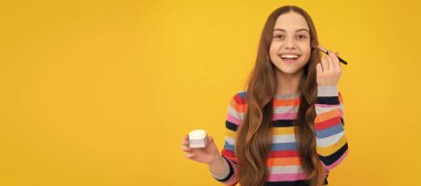 Her günün eğlencesini telafi et. Mutlu kız temeli uygular. Toz fırçası kullanarak çocuk gülümsemesi. Genç çocuklar için makyaj malzemeleri, poster tasarımı. Güzellik çocukları makyaj, fotokopi alanı ile pankart