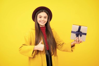 Mutlu ergen portresi. Duygusal ergen çocuk doğum gününde hediye. Komik kız elinde hediye kutularıyla yeni yılı ya da Noel 'i kutluyor. Gülümseyen kız