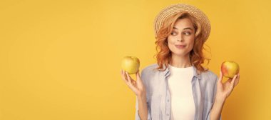 Yaz elması. İzole edilmiş bir yüz portresi, taklit alanı olan bir afiş. Gençlik sağlığı. Doğal organik taze elma. sağlıklı bir hayat. diyet ve cilt güzelliği. diş bakımı