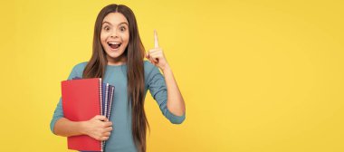 Fikirden ilham alan genç bir öğrenci. Eğitim kavramı. Kitapçığı olan liseli kız. Öğrenci pankartı. Kopya alanı olan öğrenci portresi