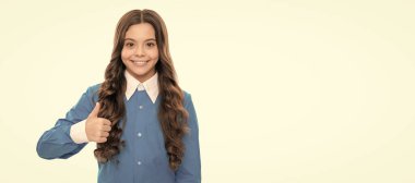 Uzun kıvırcık saçlı, beyaz gösterinin baş parmağıyla izole edilmiş genç bir kızın mutlu yüzü. Çocuk yüzü, yatay poster, izole edilmiş genç kız portresi, fotokopi alanı olan pankart