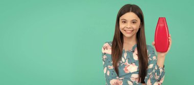 Mutlu kız şampuan şişesini tutuyor. Saç kremi kullanan bir çocuk. Günlük alışkanlıklar ve kişisel bakım. Çocuk saçı bakımı afişi, fotokopi alanı olan poster başlığı