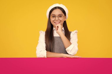 Genç kız bilgilendirme için boş bir yer tutuyor. Reklam ve satış. Piyasalar ve dükkanlar satış konsepti, fotokopi alanı için boş tahta. Mutlu yüz, pozitif ve gülümseyen genç kız duyguları