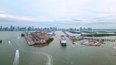 Lüks yolcu gemisiyle seyahat edin. Gemi Miami sahil limanından ayrılıyor. Deniz yolculuğu. Gemi seyahati. Miami 'de yaz tatilindeki yolcu gemisinin havadan görünüşü. Gemi seyahati ve deniz yolculuğu..