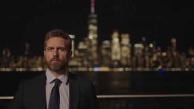 Şehir caddesinde yürüyen başarılı bir adam. İş adamının iş başarısı. Manhattan 'daki İspanyol işadamı. Dışarıda başarılı bir iş adamı. New York 'ta iş adamı yürüyüşü. İşe gidiş gelişler.