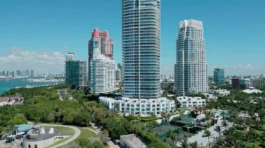 Miami 'nin gökdelen mimarisi. Miami Güney Sahili hava manzarası. Miami 'deki gökdelen havalimanı. Miami 'nin güney sahili. South Beach 'teki şehir manzarası. Skyline Panoraması.
