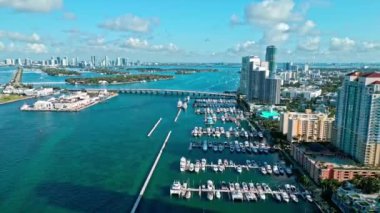 Miami Beach, Florida ABD 'deki Marina City manzarası. Skyline panorama. Dodge Adası ve Marina Körfezi. Miami hava manzaralı. Miami, Florida 'da panoramik hava aracı görüntüsü. Miami plajı hava manzarası. Lüks marina..