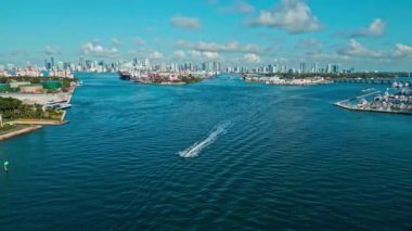 Miami güney sahili hava manzaralı. Fisher Adası. Güney Sahili, ABD 'de liman manzarası. Skyline panorama. Biscayne Körfezi marinası. Miami manzaralı hava manzarası. Miami, Florida 'daki Skyline hava aracı..