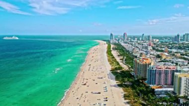 Sahilde deniz seyahati. Biscayne Körfezi Havacılık. Biscayne Körfezi 'nde yolcu gemisi. Miami kıyı şeridi. Miami güney sahili hava manzaralı. Deniz sahili ve sahil şeridi. Miami 'de yaz tatili. Tatil turu.