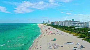 Miami güney sahili hava manzaralı. Miami Beach Biscayne Körfezi 'nde yaz tatili. Miami, Florida 'nın sahil kıyısı. Yazın kıyı şeridi. Denizde tatil. Miami sahilinde yaz tatili. ABD.