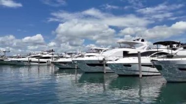 Yat teknesi Biscayne Körfezi 'ne yanaştı. Lüks yatı olan Miami Marina şehir merkezinde. Yaz tatili. Lüks yat marinası. Lüks bir tekne. Marina, Miami Beach, Florida USA 'de. Özel yat kiralama..