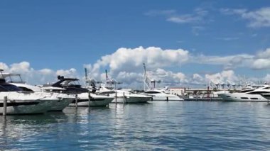 Yelkencilik ve yat turizmi. Lüks bir yaşam tarzı. Yaz tatilleri. Deniz limanında yat. Biscayne Körfezi 'ndeki yat marinasında lüks bir tekne. Yelkenli yat limanına demirlemiş. Lüks seyahat.