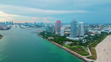 Miami marinası, Florida 'daki Skyline hava sahası. Miami 'nin güney sahili. Güney Sahili, ABD 'de liman manzarası. Skyline panorama. Biscayne Körfezi marinası. Miami Güney Sahili hava manzarası. Panorama.