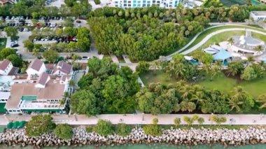 Yazın lüks park panoraması. Miami Güney Sahili hava manzarası. Miami manzarası, Florida. Miami 'nin güney sahili. Güney Sahili, ABD 'de yeşil bölge manzarası.