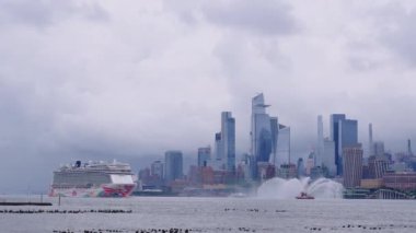New York, ABD - 16 Haziran 2023: New York 'ta Manhattan' a yakın Norveçli Neşe Yelkenlisi. New York Manhattan 'ın Skyline' ı Hudson Nehri yolcu gemisi NCL 'de seyrediyor..