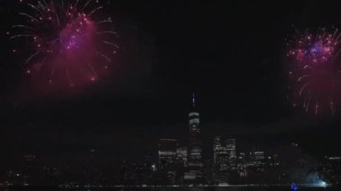 Flashing Fireworks ile New York City Skyline Manhattan. New York Manhattan havai fişekleri. New York Havai fişekleri Manhattan üzerinde. 4 Temmuz Havai fişekleri. Bağımsızlık Günü
